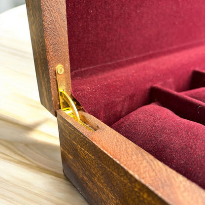 15 Watches – Golden Hinge – Glass Top