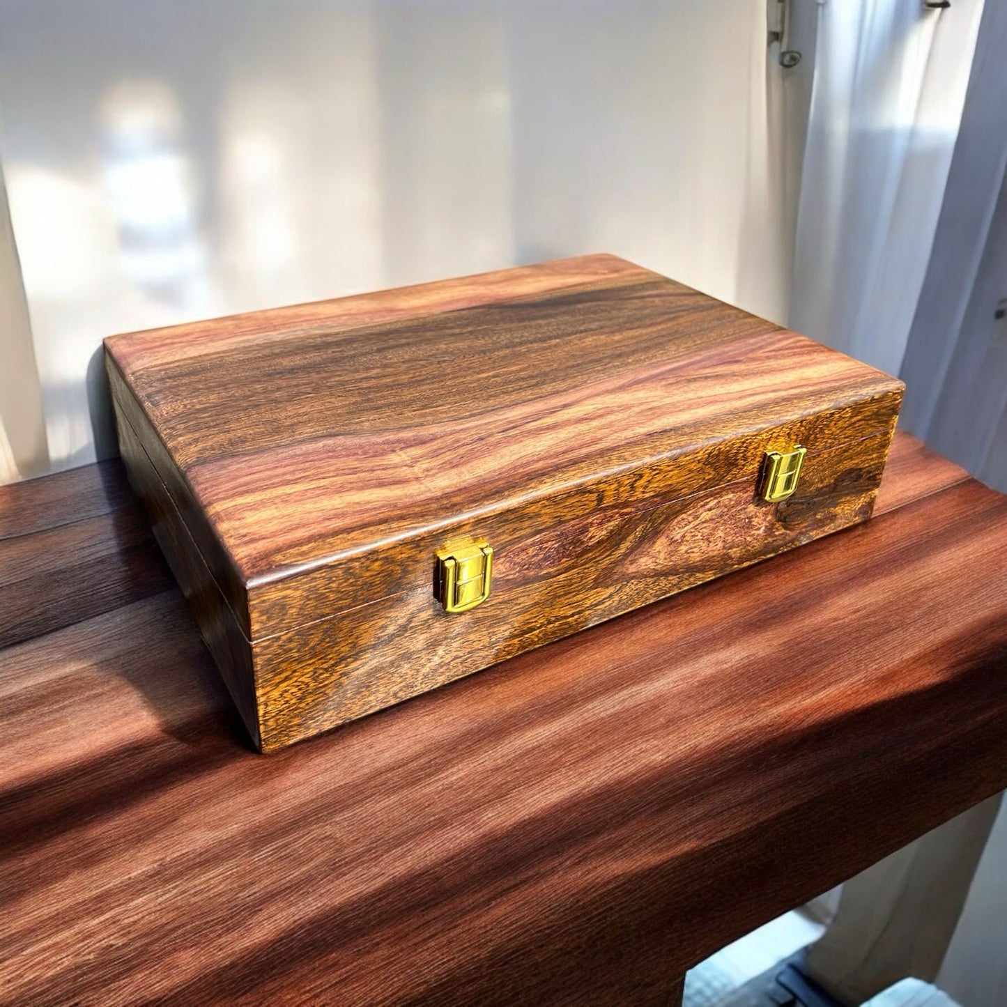 15 Watches – Golden Hinge – Wood Top